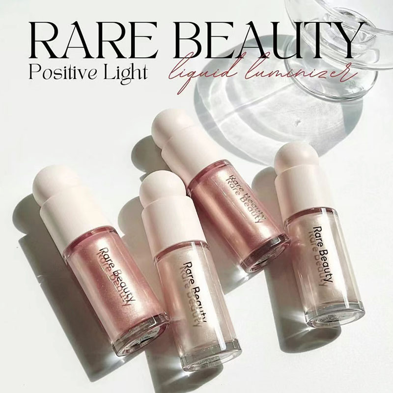 Rare Beauty Makeup Highlighter - レアビューティー ライトシルキーハイライター、ウォーターレジスタント＆ロングラスティング。 汚れに強い処方で、柔らかく自然な輝きを生み出します