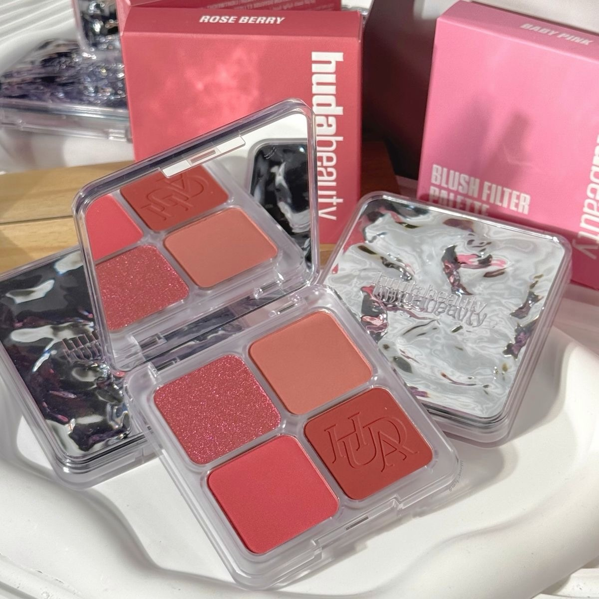 ラグジュアリーハダイージー4カラーブラッシュフィルターブラー - Rare Beauty Makeup Highlighter のレビューと価格