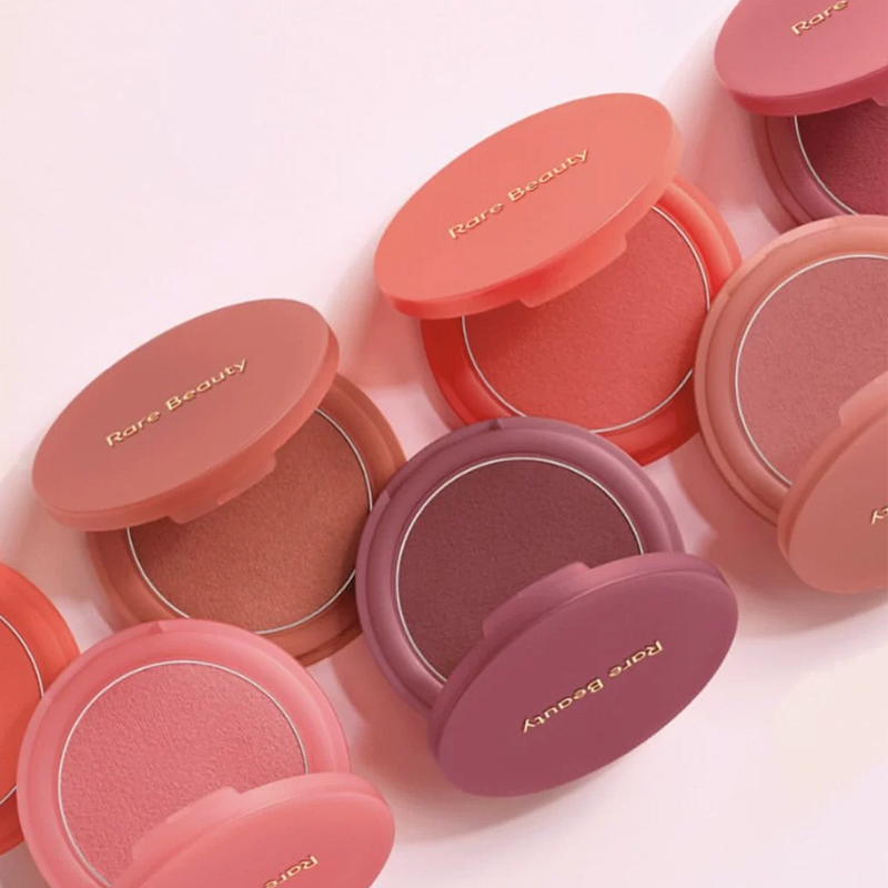 レアビューティー ソフトピンチ マット バウンシー ブラッシ - Rare Beauty Makeup Highlighter のレビューと価格